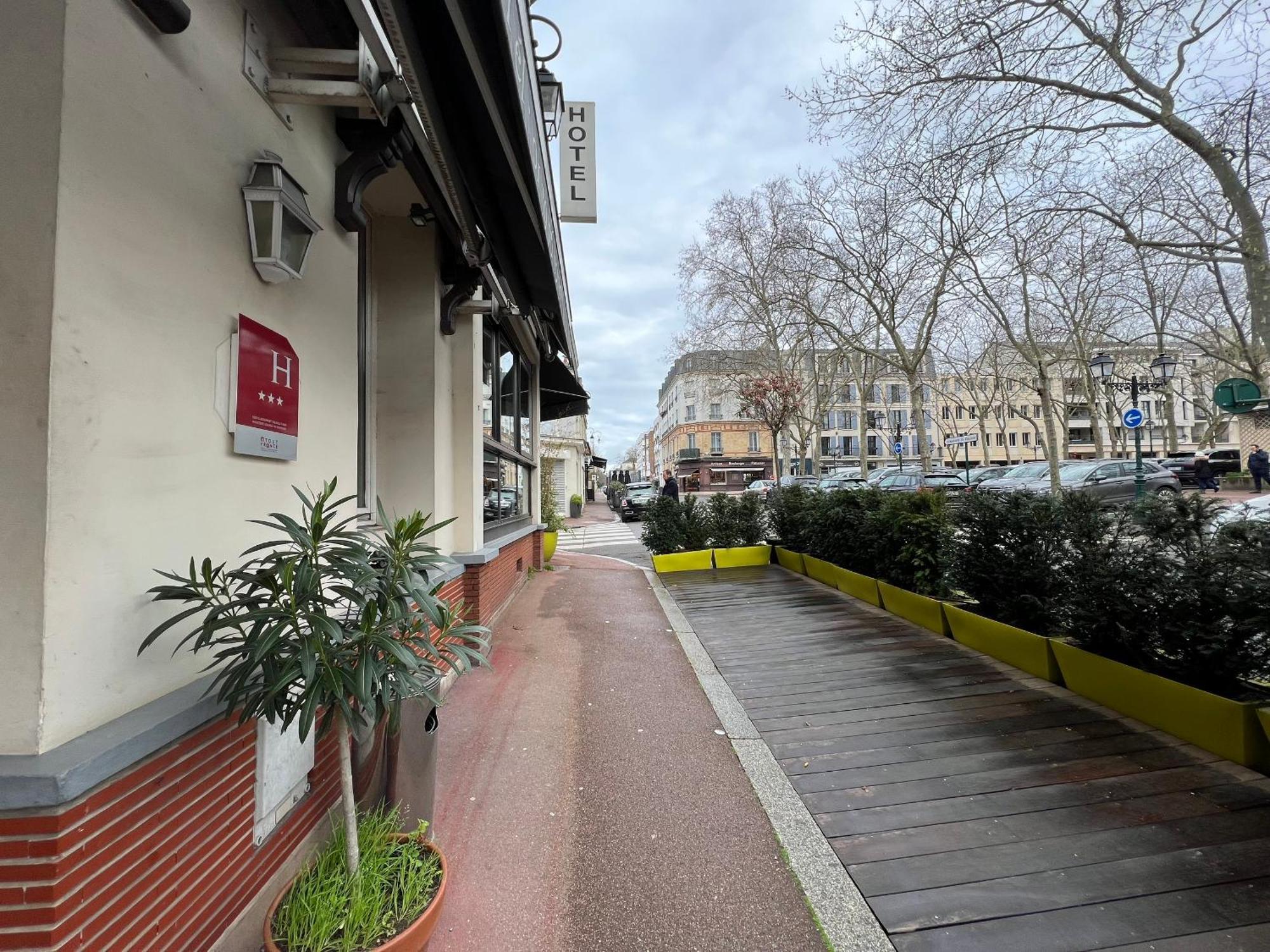 Hotel Des 3 Marches- Logis Hotel Restaurant Le Vésinet Exterior foto